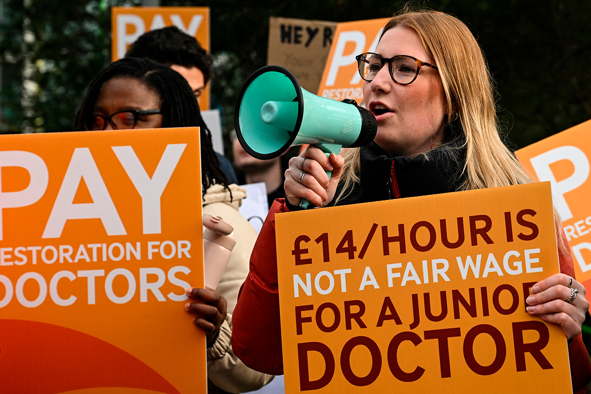 Nuevas huelgas ponen en vilo al vapuleado sistema de salud del Reino Unido