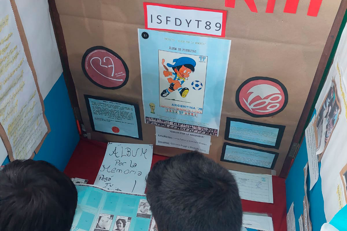 Cómo enseñar la memoria: estudiantes arman un álbum de figuritas con desaparecidos de la última dictadura
