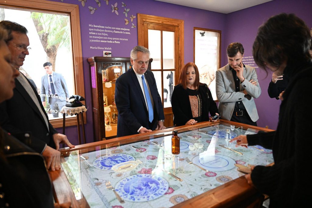 El presidente recorrió la Casa Museo María Elena Walsh en Morón
