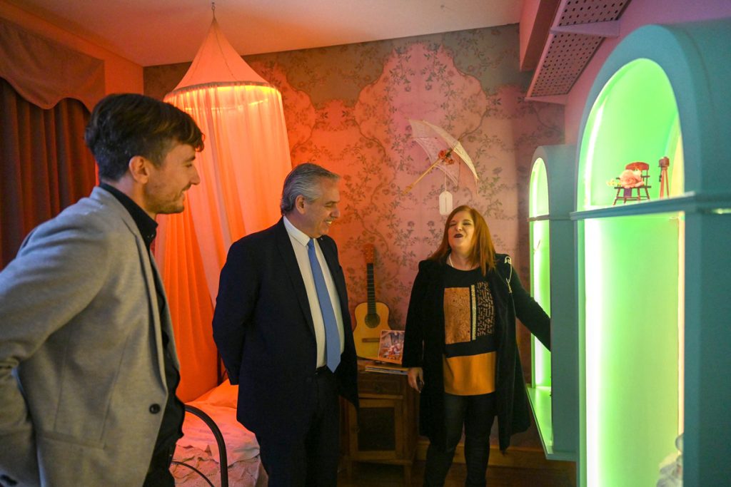 El presidente recorrió la Casa Museo María Elena Walsh en Morón