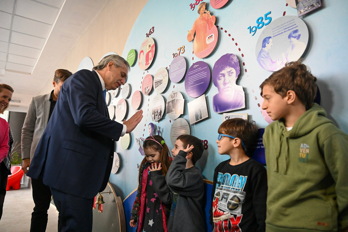 El presidente recorrió la Casa Museo María Elena Walsh en Morón
