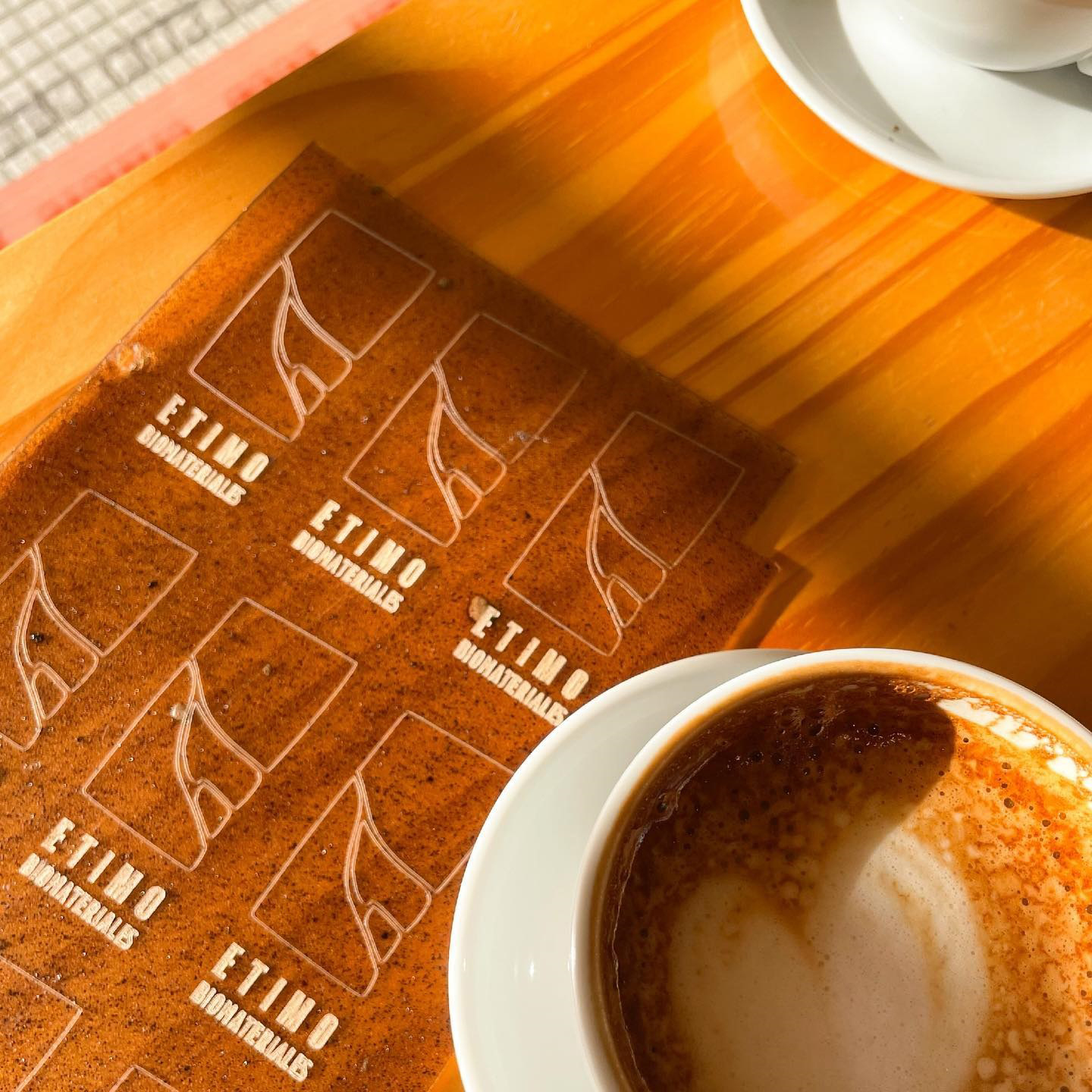 Etimo: el emprendimiento que crea tazas biodegradables con la borra de café que desechan los bares porteños