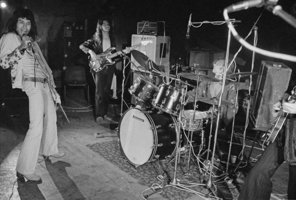 Hace 50 años, Queen lanzaba su disco debut y demostraba el gran talento de Freddie Mercury y Brian May