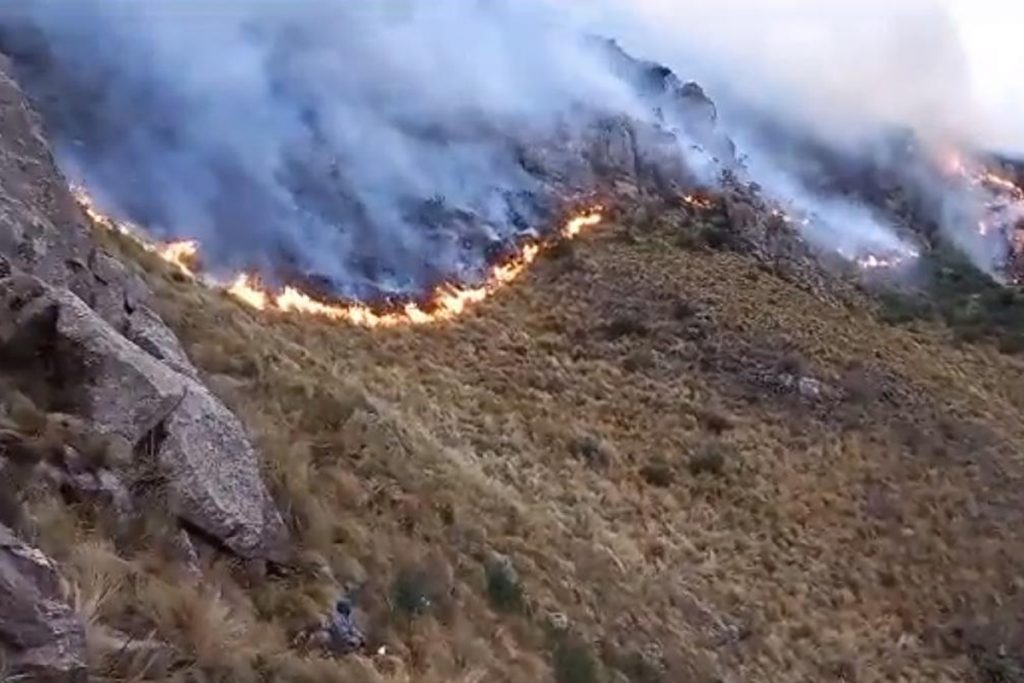 Continúa el combate al incendio en el Cerro Uritorco y hay 200 autoevacuados por el humo