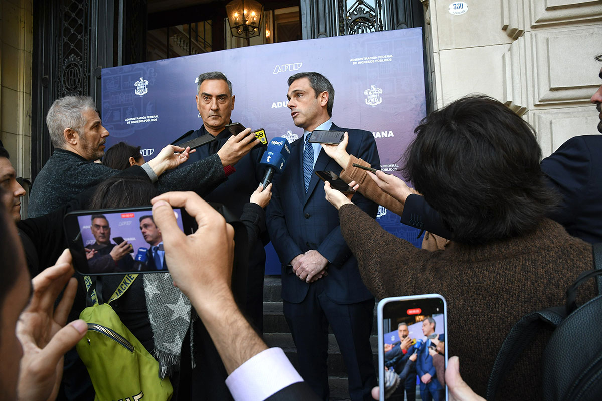 Dos detenidos en allanamientos en causa por fuga de divisas por US$ 5,5 millones