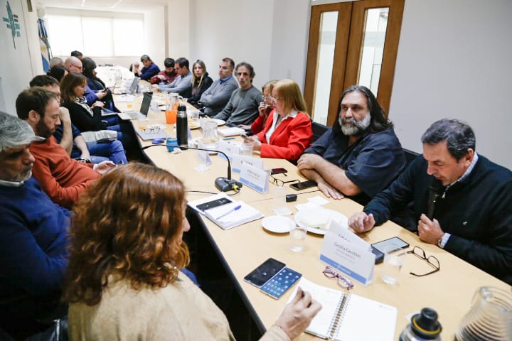 Paritarias: Kicillof ofreció suba salarial del 45%: los estatales aceptaron y los docentes responden el jueves