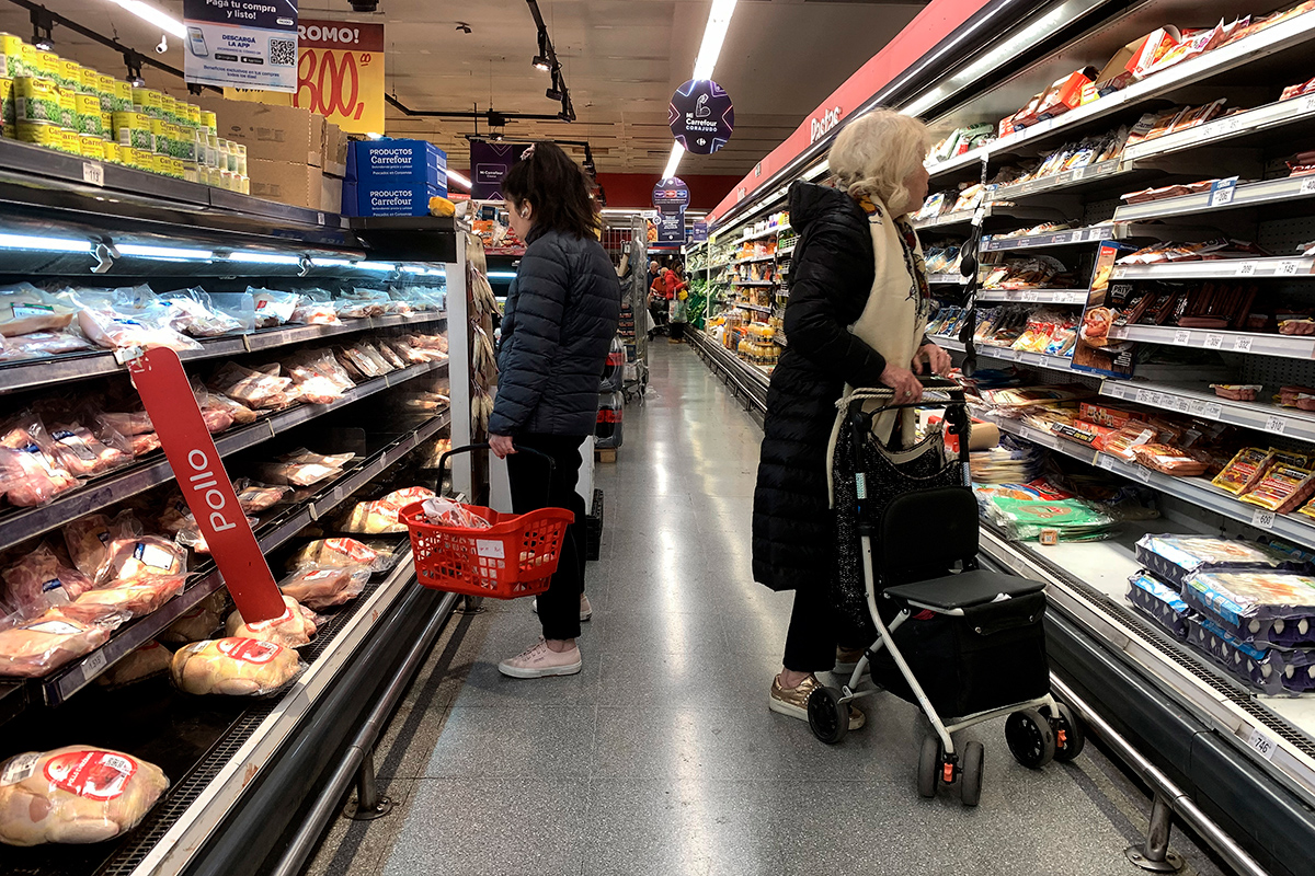 El consumo en julio se contrajo 2,5% en supermercados y 3,2% en mayoristas