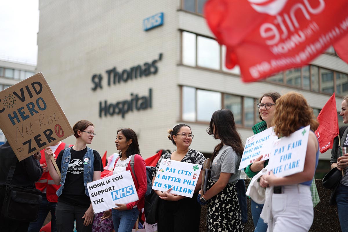 Médicos residentes en Inglaterra inician histórica huelga en demanda de aumento salarial