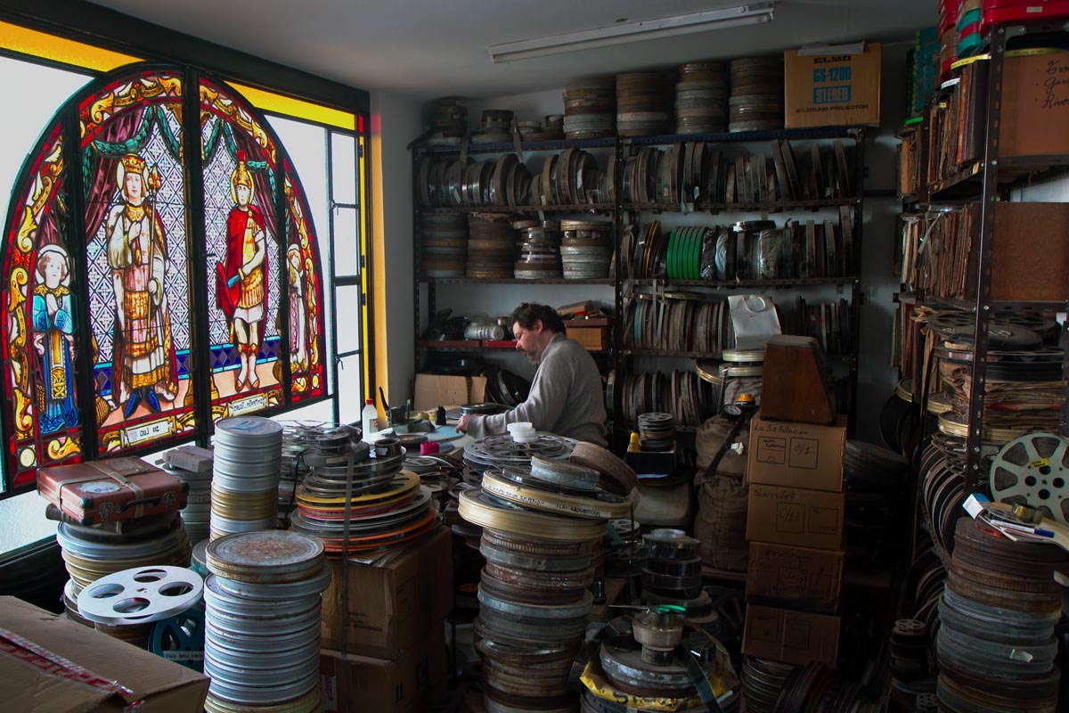 “La vida a oscuras”: la pasión por el cine, según Fernando Martín Peña