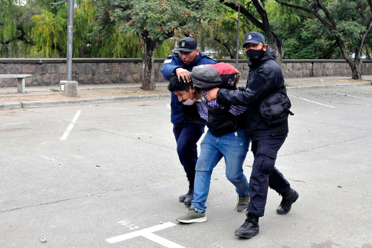 Sigue la persecución en Jujuy: la policía ingresó a la casa de una investigadora universitaria mientras tenía una reunión con colegas
