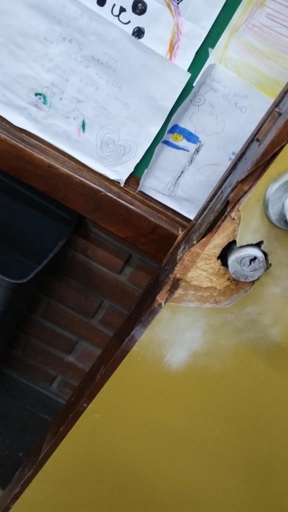 En un mes robaron 4 escuelas porteñas: en la última se llevaron 60 computadoras y realizaron destrozos