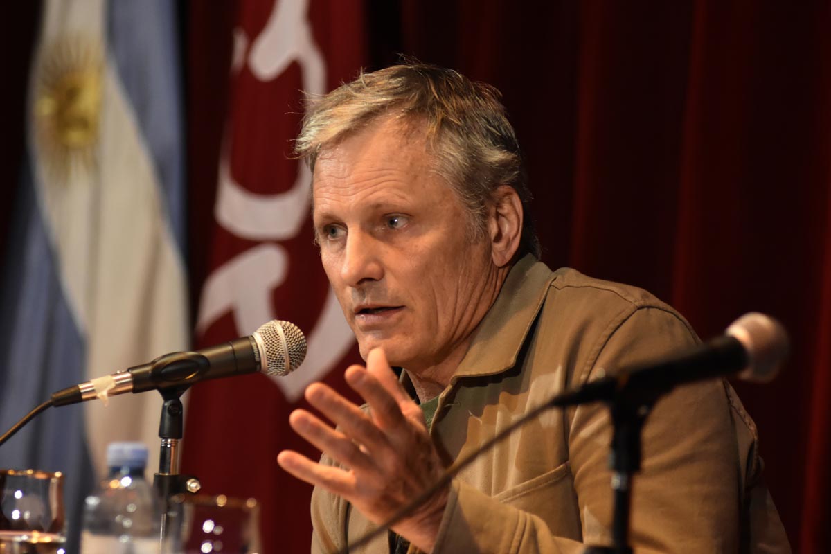 Viggo Mortensen presenta en Argentina su libro «Ramas para un nido» junto a Fabián Casas