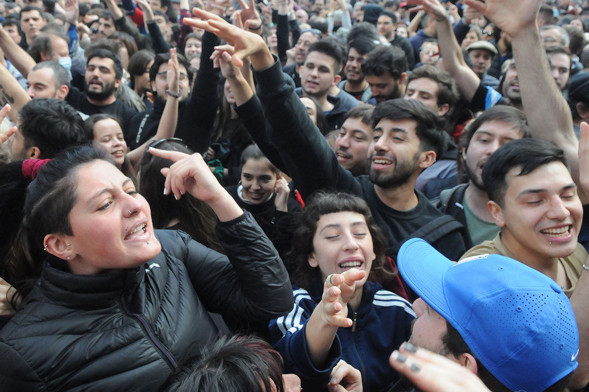 Jóvenes sub 25, política y elecciones: «Danos ideas para progresar, no TikToks»