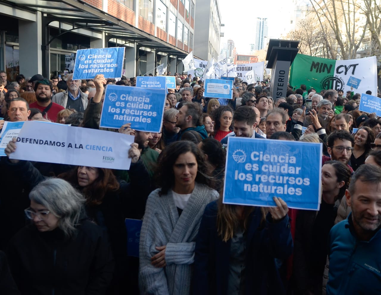 Trabajadores de la ciencia y la tecnología marchan contra cientos de despidos y el vaciamiento 2 Trabajadores de la ciencia y la tecnología marchan contra cientos de despidos y el vaciamiento