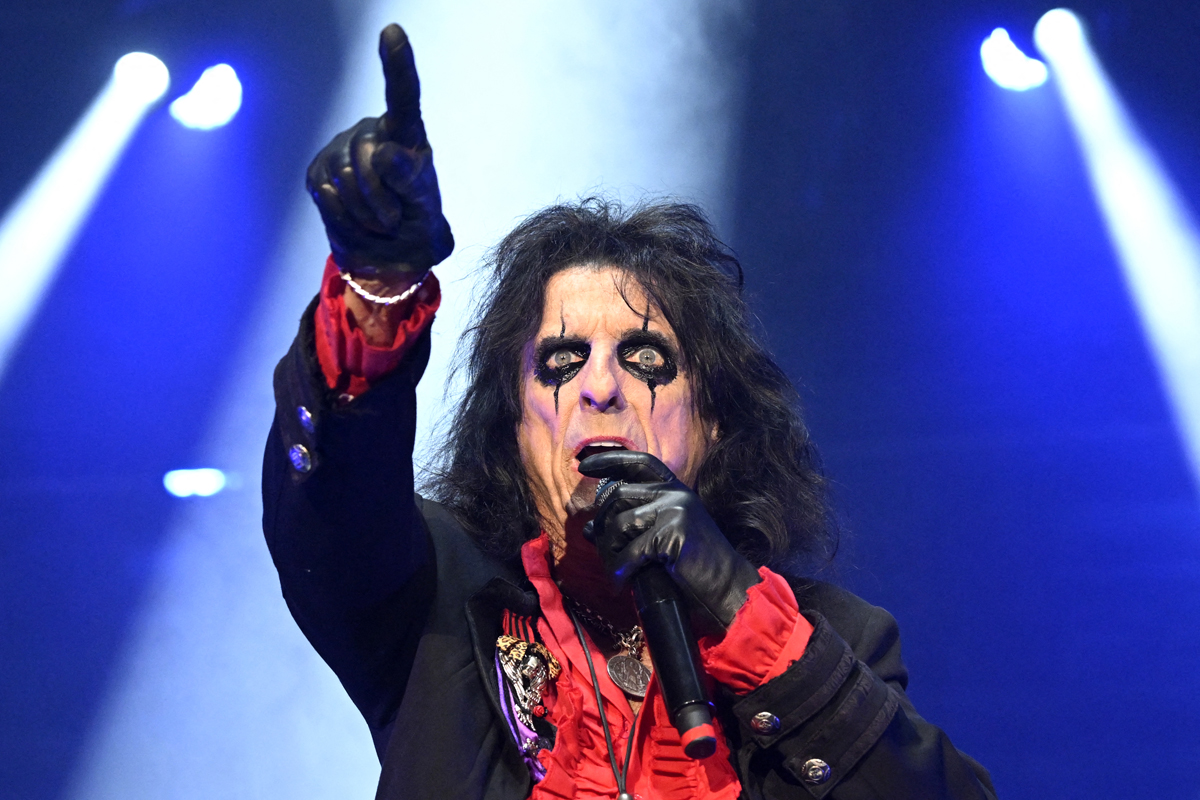 Alice Cooper perdió un contrato por cuestionar los tratamientos de transición de género para menores