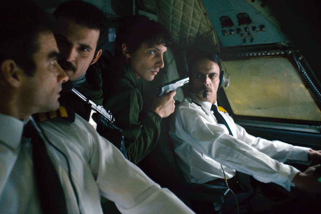 "Cóndor Uno Cero Cinco", la serie sobre el día en que un grupo de jóvenes plantó la bandera argentina en Malvinas 1 "Cóndor Uno Cero Cinco", la serie sobre el día en que un grupo de jóvenes plantó la bandera argentina en Malvinas