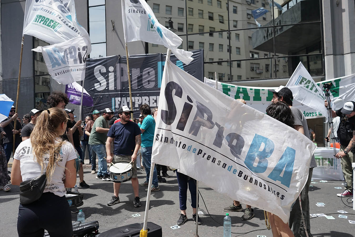 El SiPreBA, junto a Mario «Paco» Manrique y Natalia Zaracho en apoyo de la fórmula Massa-Rossi