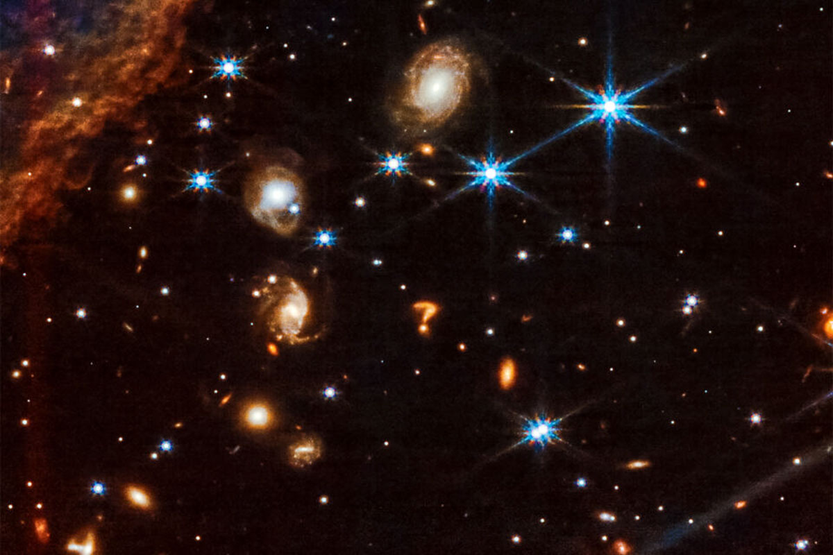 El Telescopio James Webb captó un objeto espacial con forma de signo de pregunta