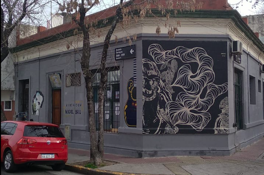 Asociación Miguel Bru: "Pasé por el Obelisco y un policía golpeó la puerta de mi auto e intentó abrirla" 1 Asociación Miguel Bru: "Pasé por el Obelisco y un policía golpeó la puerta de mi auto e intentó abrirla"