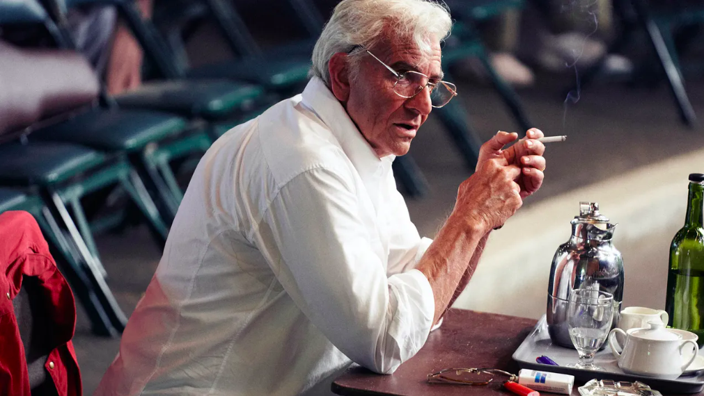 “Maestro”, la vida de Leonard Bernstein según la mirada de Bradley Cooper como director y protagonista
