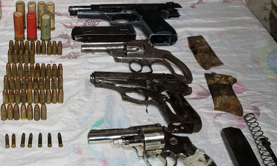 Al menos dos de los más de 170 detenidos por los «robos masivos» en el Conurbano tenían un arsenal en su casa
