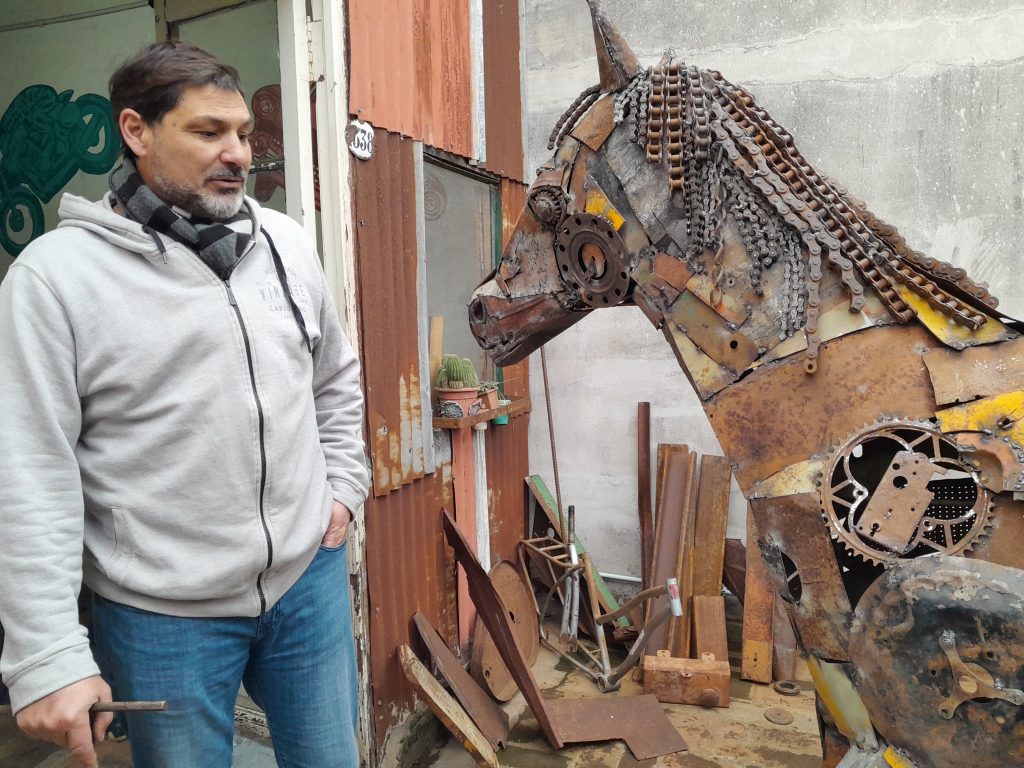 Tapalqué: el escultor del reciclado que se luce recibiendo visitantes en su atelier