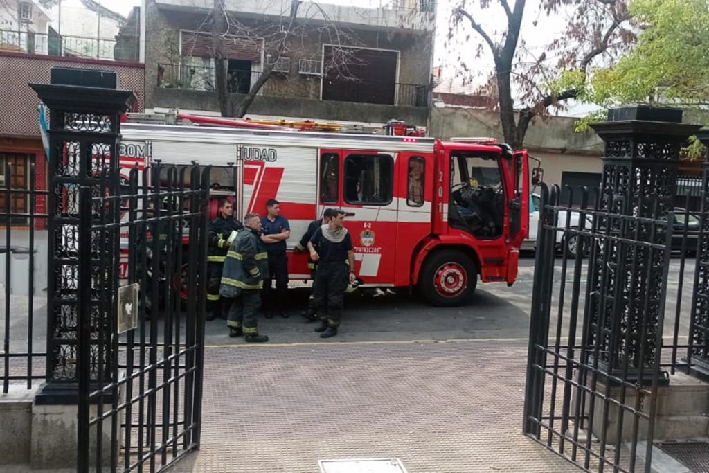Por un aparente escape de gas evacuaron a cientos de estudiantes de una escuela porteña 2 Por un aparente escape de gas evacuaron a cientos de estudiantes de una escuela porteña