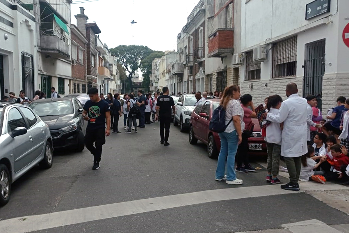 Por un aparente escape de gas evacuaron a cientos de estudiantes de una escuela porteña