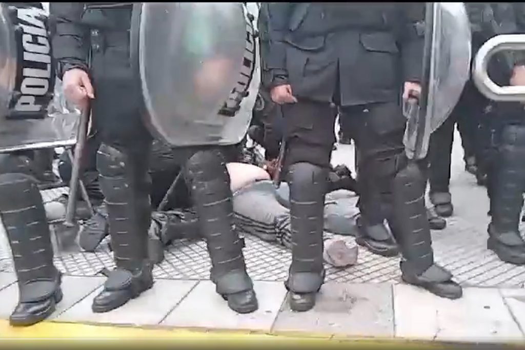 Nuevo reporte del Mapa de la Policía: comisarías hacinadas, más de 230 denuncias y una muerte en contexto represivo 1 Nuevo reporte del Mapa de la Policía: comisarías hacinadas, más de 230 denuncias y una muerte en contexto represivo