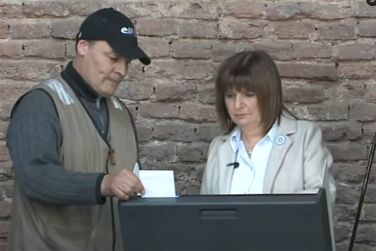 Patricia Bullrich y su voto electrónico: denunció que le aparecía una lista que ella no había votado