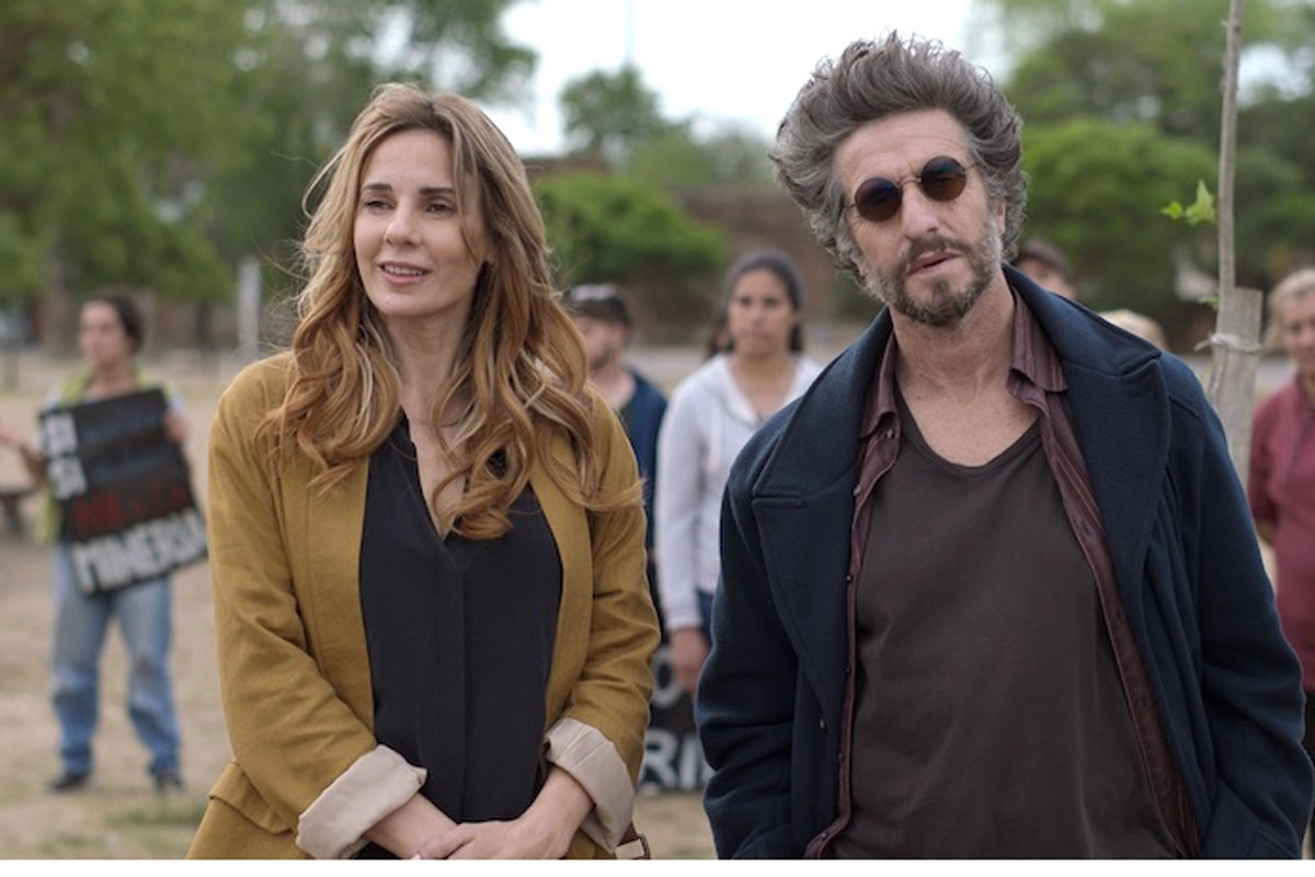 Doble discurso”, una comedia romántica de Amazon que utiliza con liviandad a la política argentina