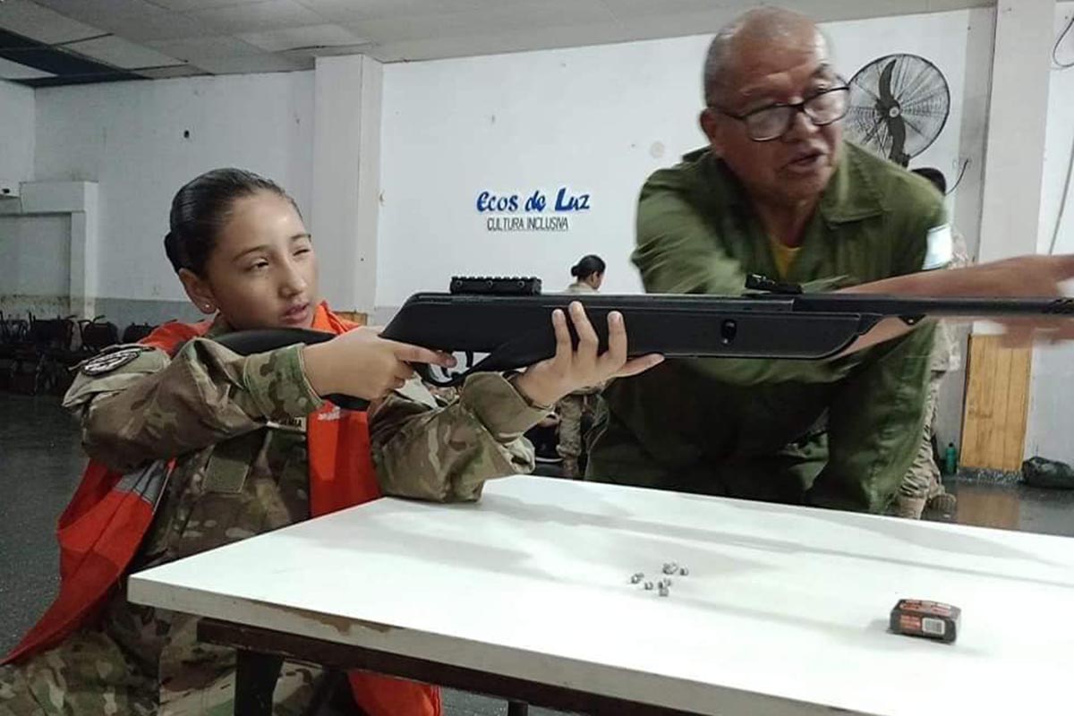 Armas, orden y «formar en valores»: cómo funcionan las academias militares para niños y jóvenes en Jujuy