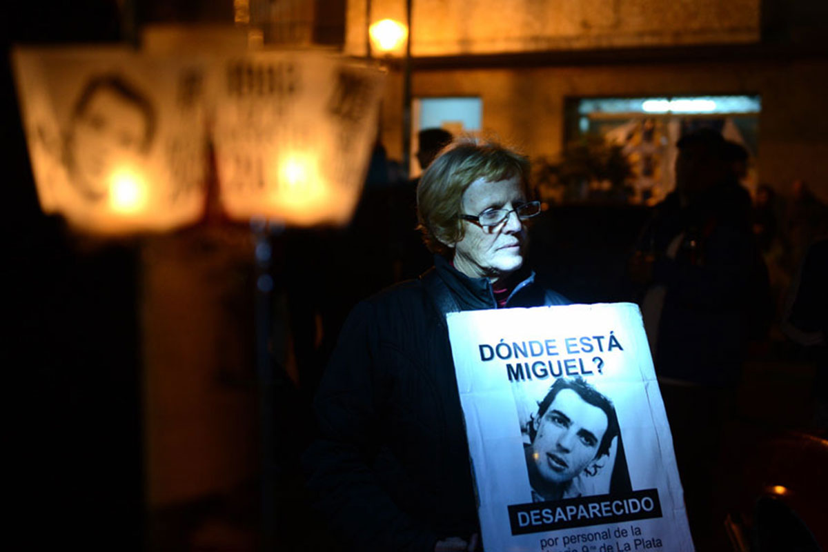 Nueva vigilia frente a la comisaría 9na. de La Plata a 30 años de la desaparición de Miguel Bru