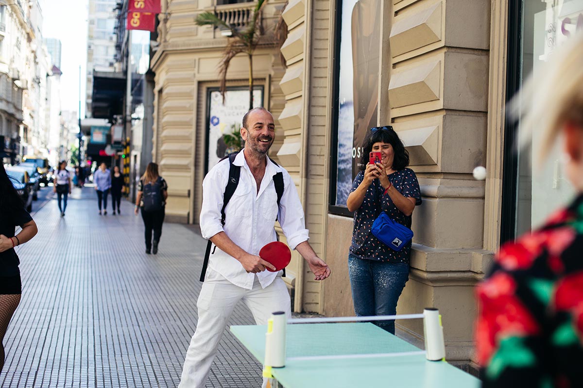 Lui Abadi suspende el paso de los peatones y los invita a jugar al ping-pong