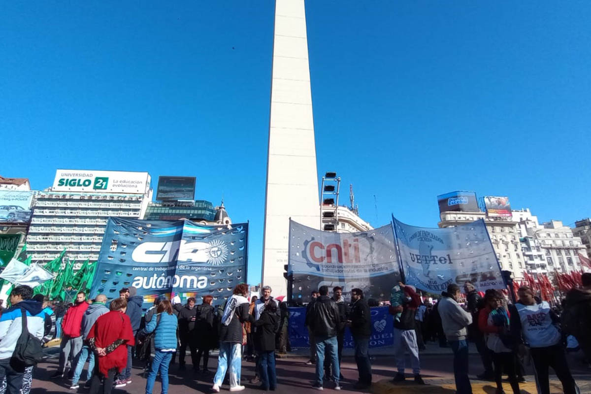 Organizaciones sociales y sindicales manifestaron en el Obelisco su repudio por la muerte de Molares