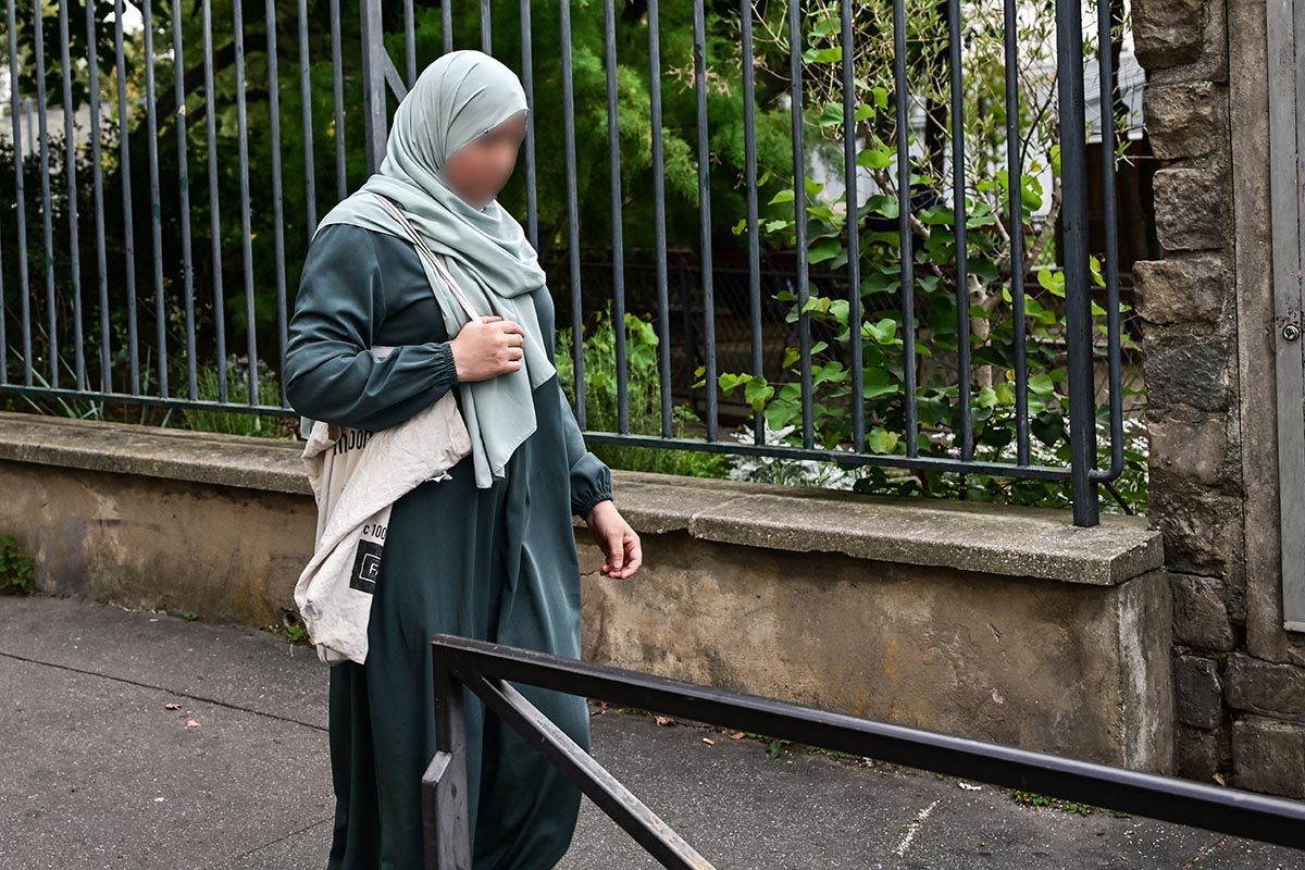 Francia prohibirá en las escuelas la abaya, la túnica usada por musulmanas