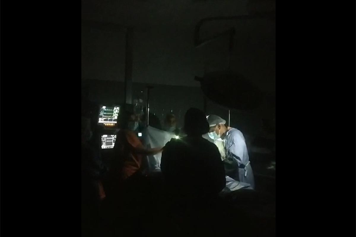 En el Hospital Durand, terminaron una cirugía con la linterna del celular por corte de luz