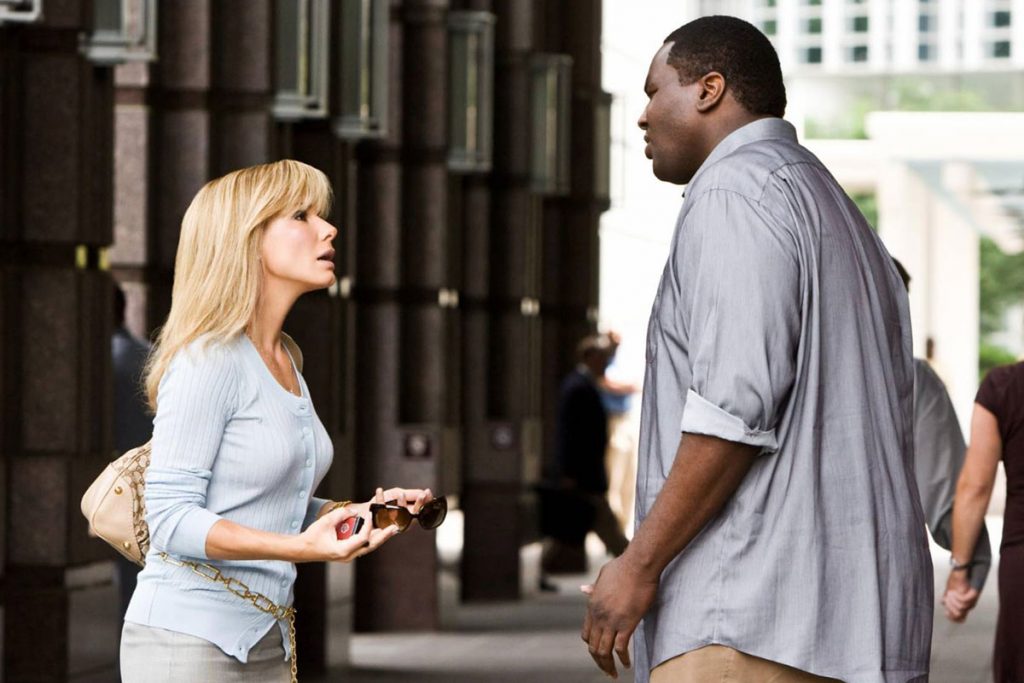 Denuncian que el film “Un sueño posible”, con el que Sandra Bullock ganó un Oscar, cuenta una historia falsa y facilitó una estafa millonaria