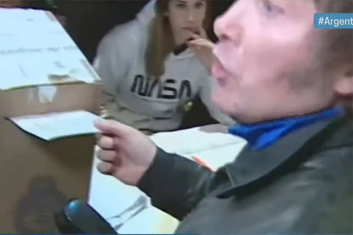 Milei sufragó entre el caos por el voto electrónico, empujones y gritos