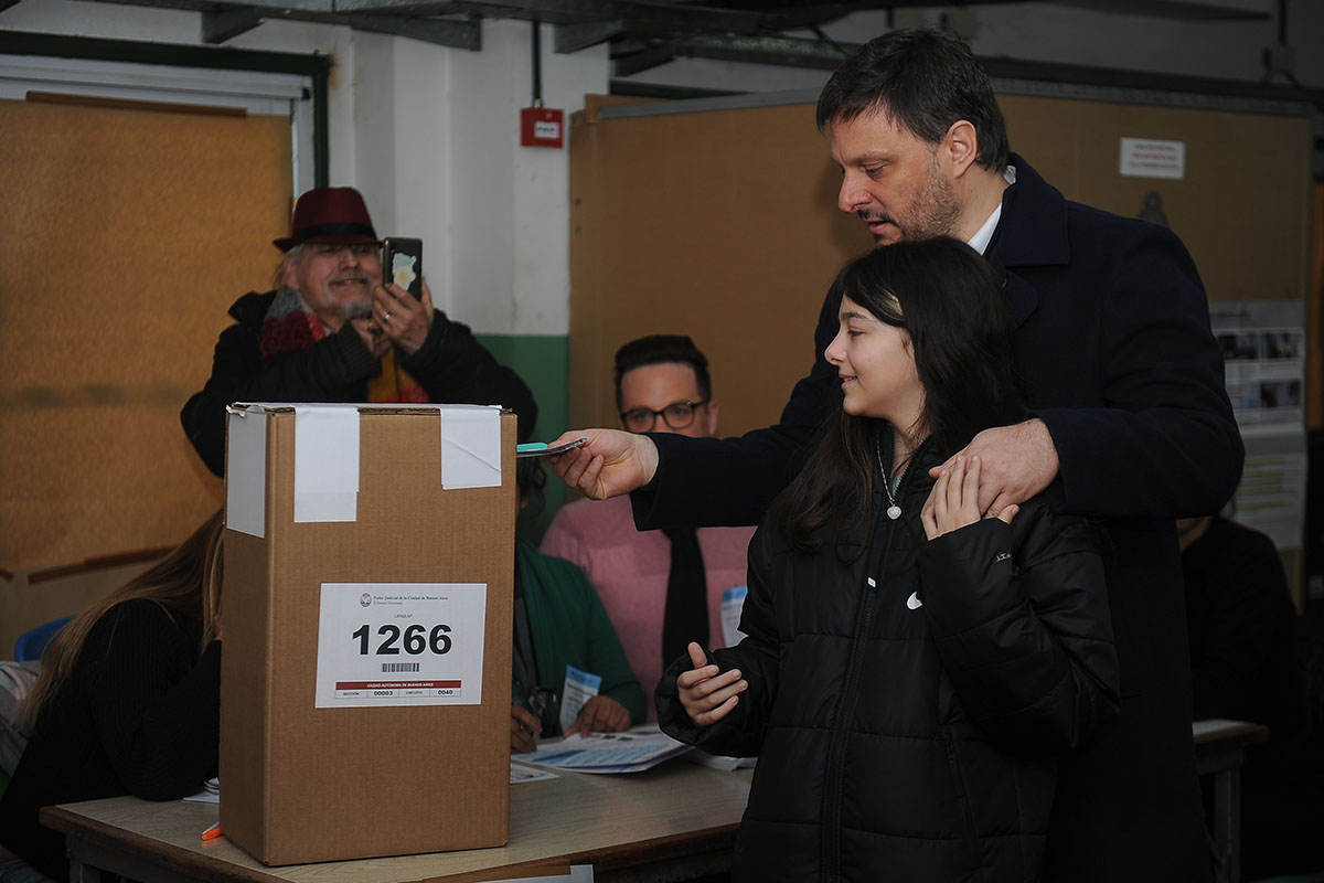 Leandro Santoro pidió que la gente participe a pesar de las demoras en el voto electrónico