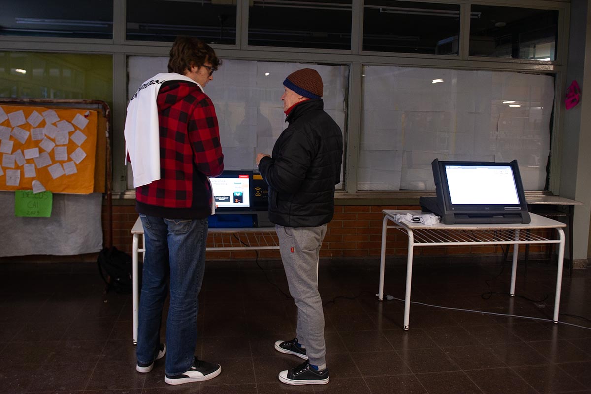 Varias escuelas no tenían enchufes para conectar las máquinas del voto electrónico