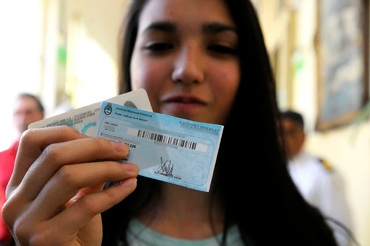 Jóvenes que votan por primera vez y argentinos en el exterior: un número que puede inclinar la balanza