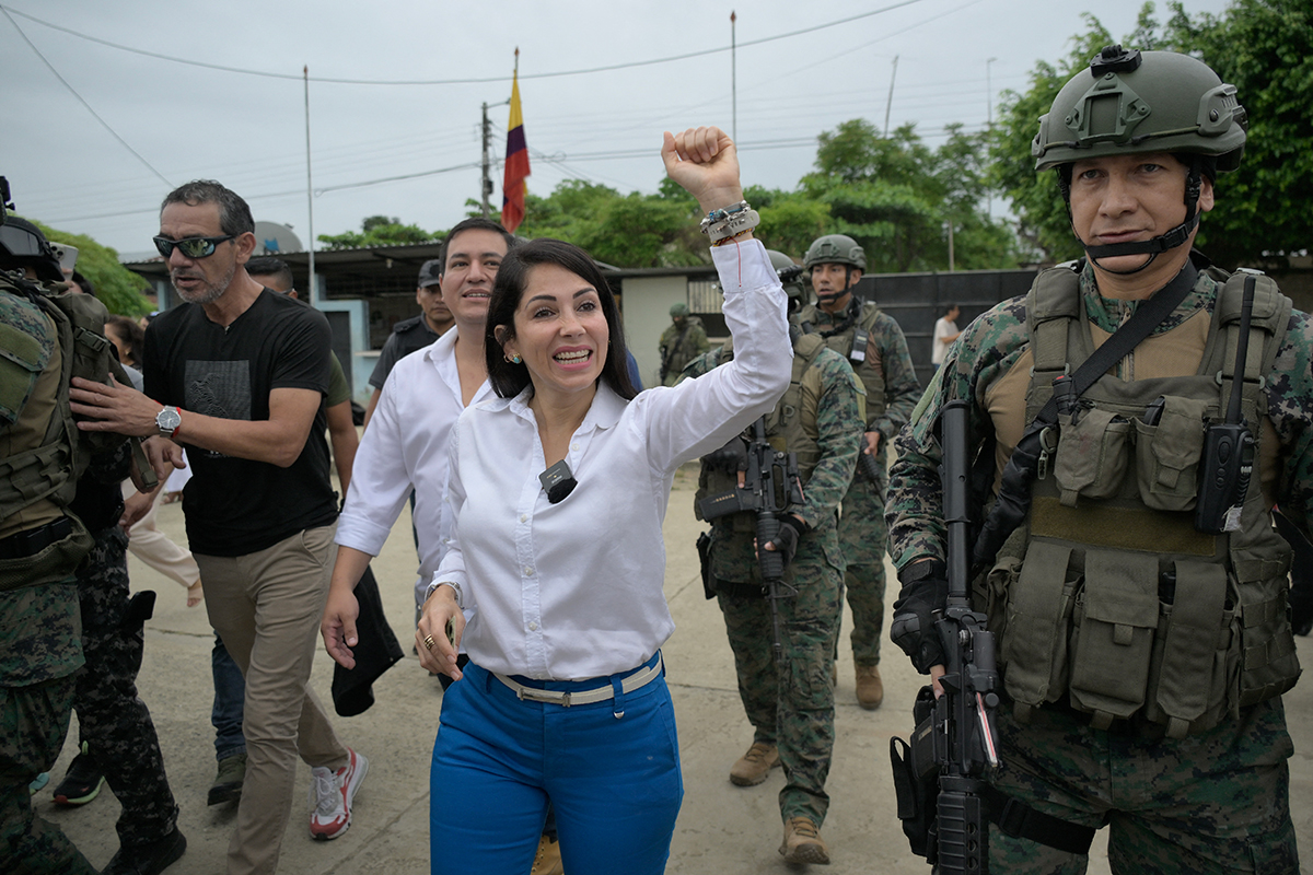 Ecuador: candidatos con chaleco y custodiados hasta los huesos