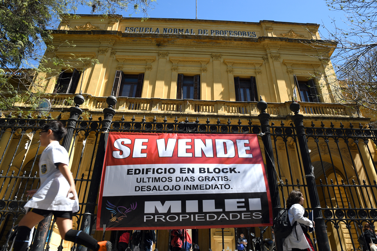 «Se vende»: el Mariano Acosta amaneció con un cartel contra las políticas educativas de Milei