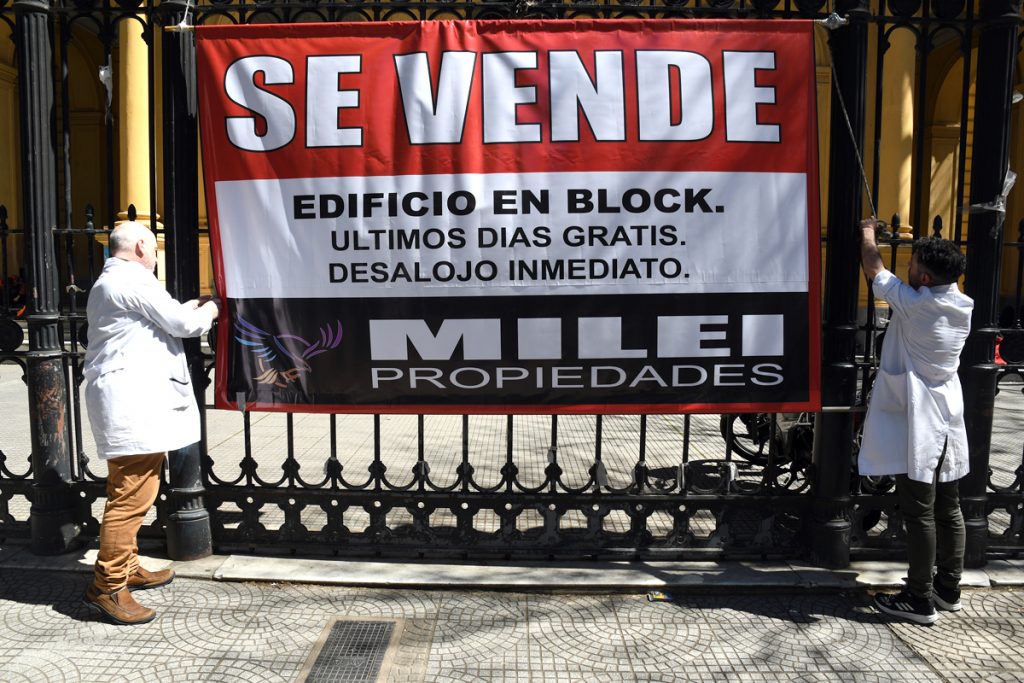 "Se vende": el Mariano Acosta amaneció con un cartel contra las políticas educativas de Milei 1 "Se vende": el Mariano Acosta amaneció con un cartel contra las políticas educativas de Milei