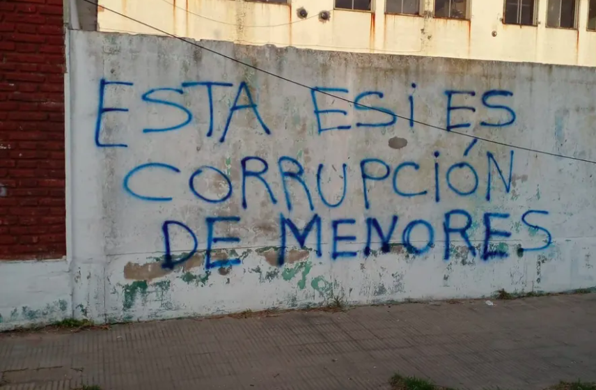 Vandalizaron una decena de escuelas de La Plata con leyendas contrarias a la ESI