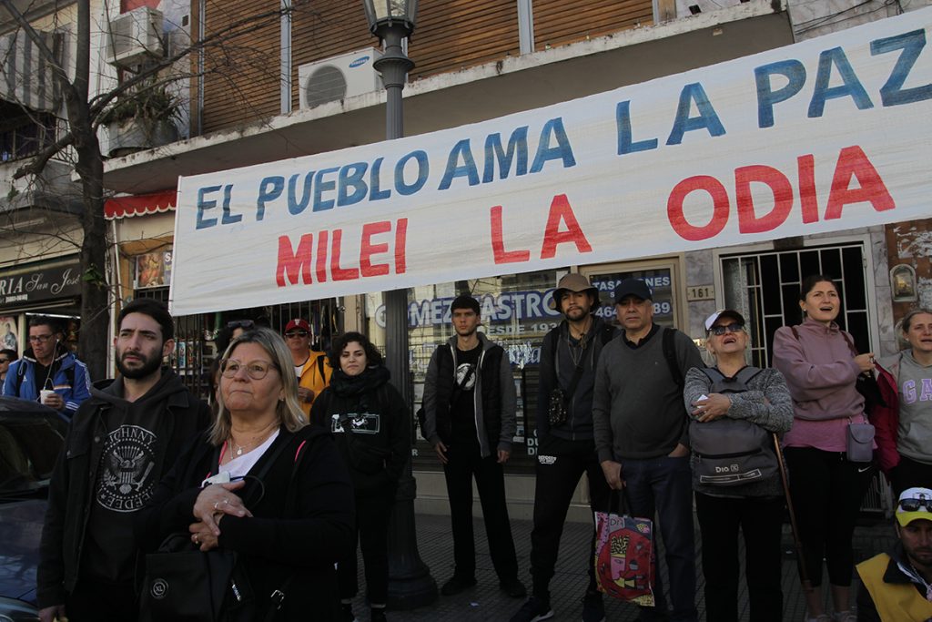 La peregrinación a Luján, una caminata con mensajes y pasacalles en contra de Javier Milei