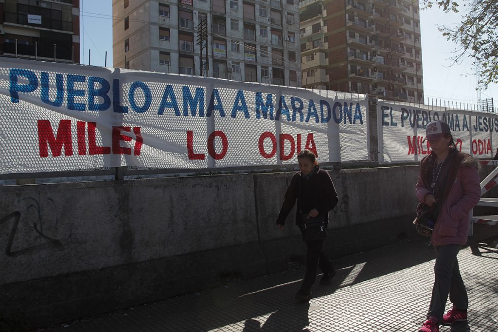 La peregrinación a Luján, una caminata con mensajes y pasacalles en contra de Javier Milei