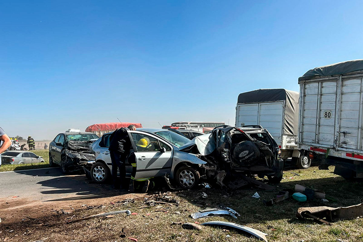 Dos muertos en accidentes y un choque en cadena de 30 autos, el saldo de las tormentas de viento