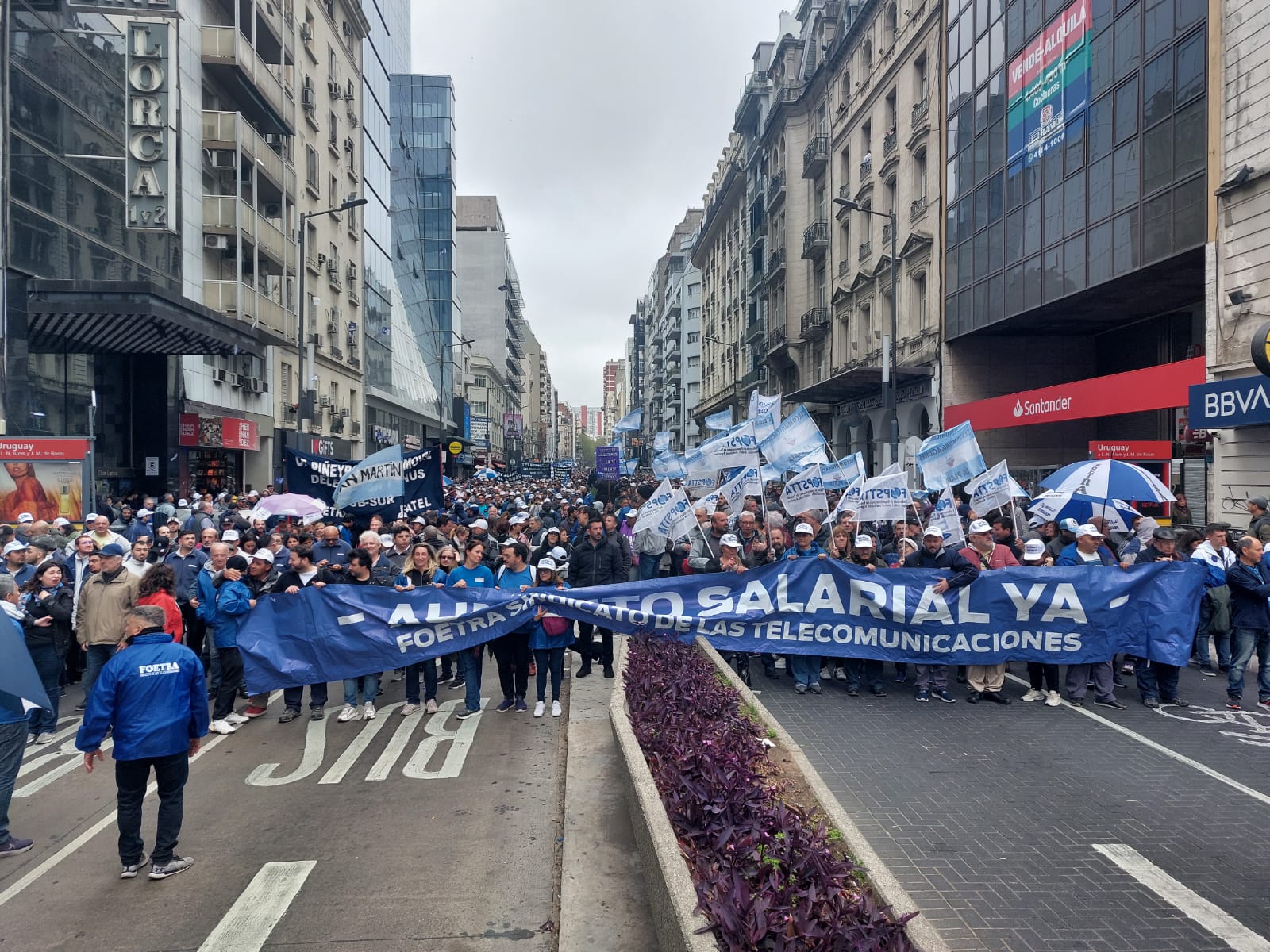 Paro y movilización de trabajadores telefónicos por un aumento salarial del 34% por tres meses